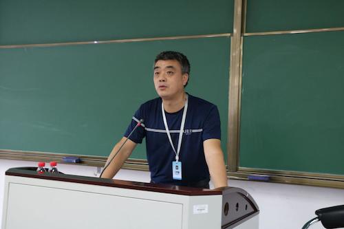 主讲人王飞