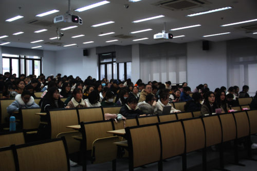 女同av
2020级本科生年级大会召开