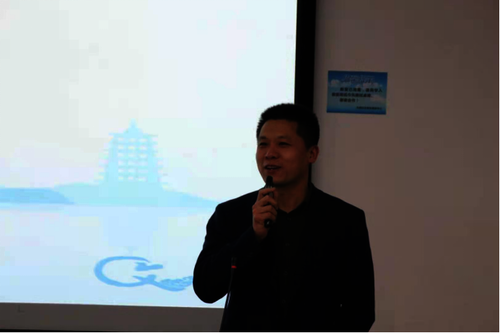 女同av
党委副书记管庆江讲话