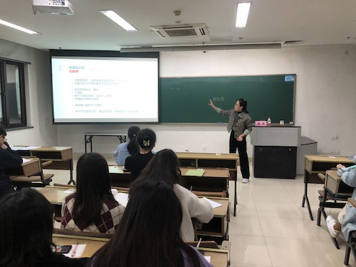 1女同av
举办励学考研训练营之考研心态讲座